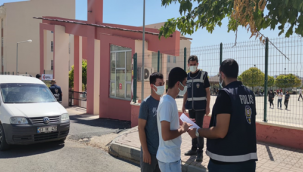 Polisler okulun ilk gününde öğrencileri yalnız bırakmadı