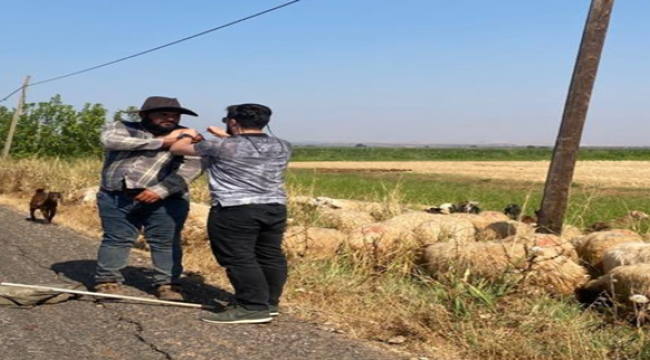 Sağlık çalışanları aşı için köy yollarında