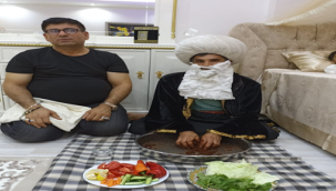 Sünnet ziyaretine katılan Nasrettin hoca çiğköfte yoğurdu