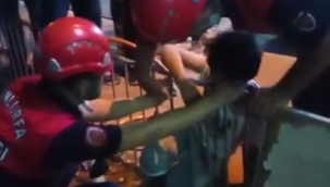 Urfa"da çocuğun ayağı demir parmaklıklara sıkıştı 