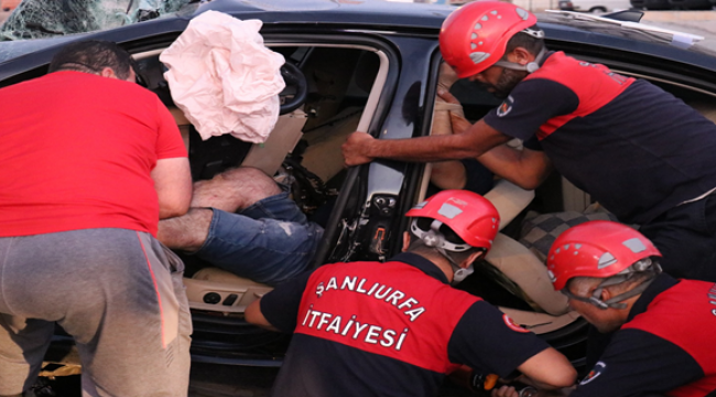 Urfa'da otomobil direğe saplandı