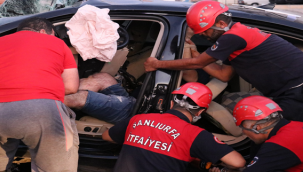 Urfa'da otomobil direğe saplandı