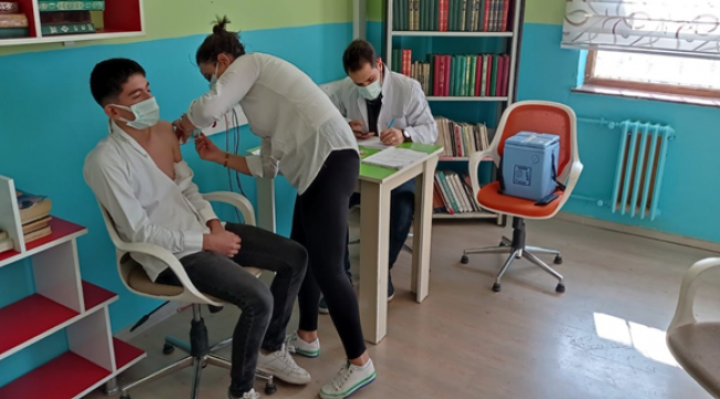 12-18 Yaş Aşı Uygulaması Okullarda Devam Ediyor