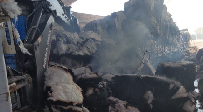 Akçakale'de pamuk yüklü tır alev aldı