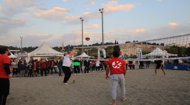 Başkan Beyazgül Gençlerle Plaj Voleybolu Oynadı