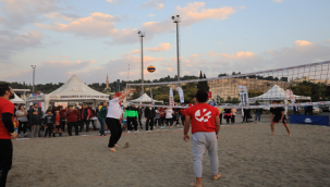 Başkan Beyazgül Gençlerle Plaj Voleybolu Oynadı