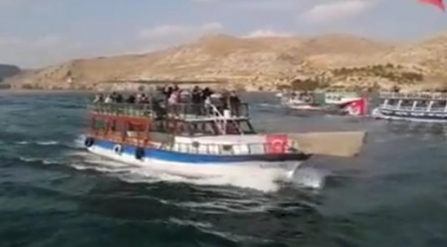 Halfeti'de Tekne kortejiyle Cumhuriyet Bayramı