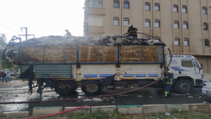 Haliliye'de pamuk yüklü kamyon alev aldı