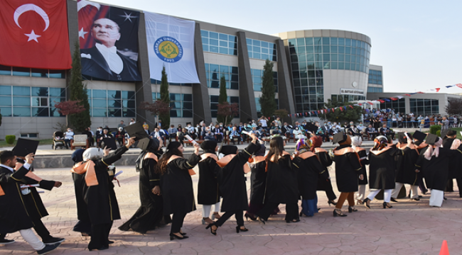 Harran Üniversitesi'nden Coşkulu Mezuniyet Kutlaması