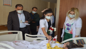 Hasta Hakları Günü'nde karanfil dağıttılar