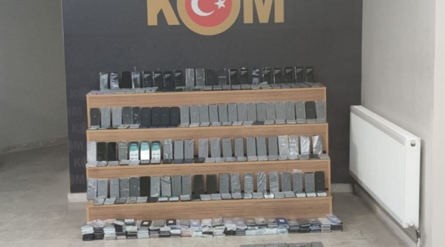 Şanlıurfa'da 470 adet gümrük kaçağı telefon ele geçirildi