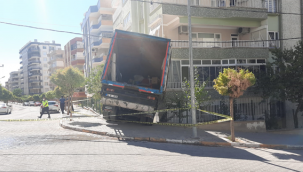 Şanlıurfa'da freni boşalan kamyon eve girdi!