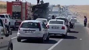 Şanlıurfa'da pamuk yüklü kamyon yandı