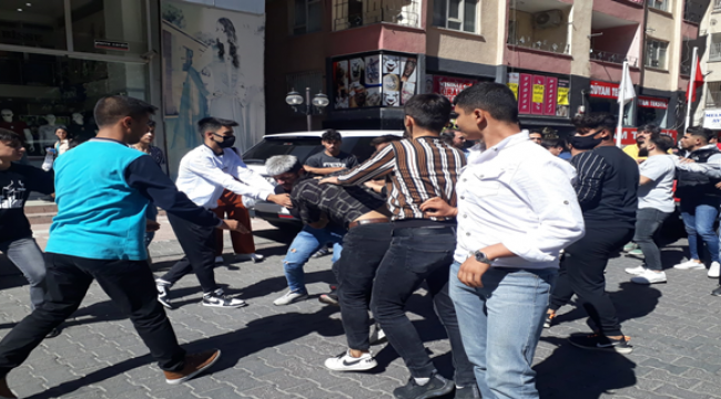 Urfa'da liseli gençlerin tekme tokatlı kavgası!