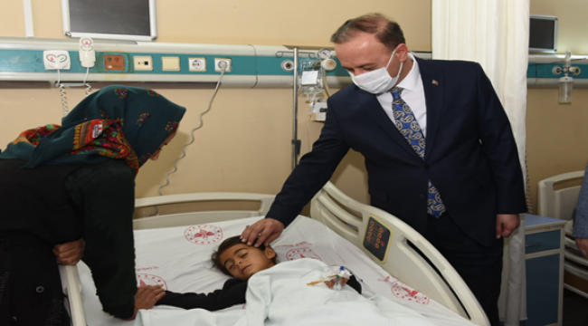 Vali Erin, Kazada yaralanan küçük kızı hastanede ziyaret etti