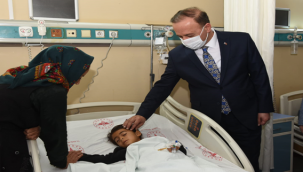 Vali Erin, Kazada yaralanan küçük kızı hastanede ziyaret etti