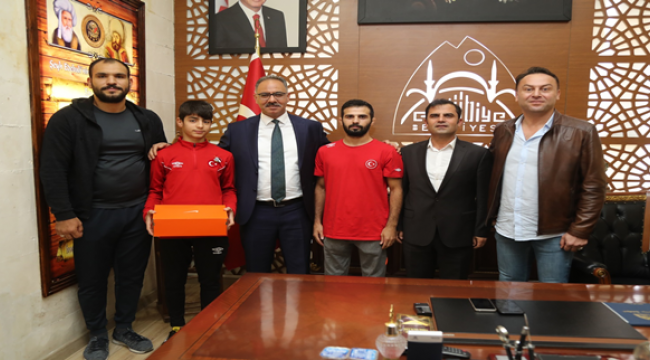 Başkan Kuş, Başarılı genç sporcuları ödüllendirdi