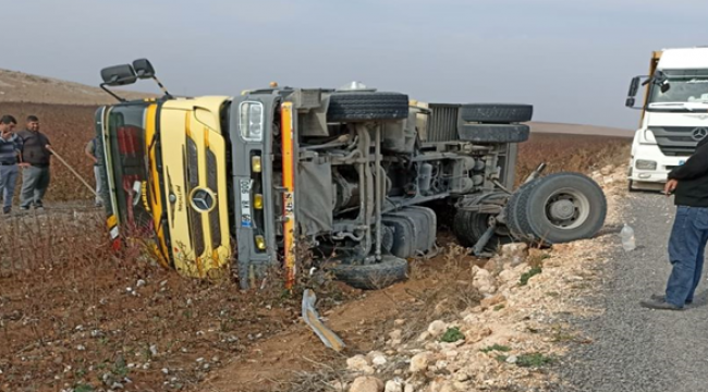 Harran'da kum yüklü kamyon yana devrildi