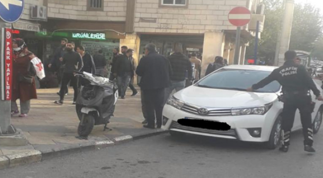 Şanlıurfa'da kaldırıma park eden araçlar çekiliyor