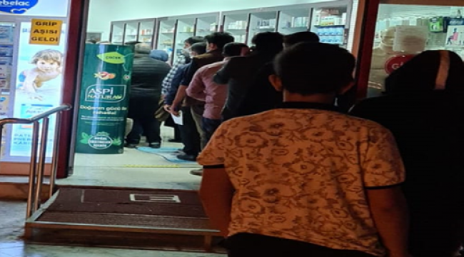 Şanlıurfa'da Yoğunluk Olunca Eczane Önlerinde Kuyruk Oluyor!