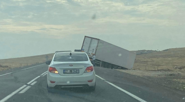 Suruç"ta Tır asılı kaldı!