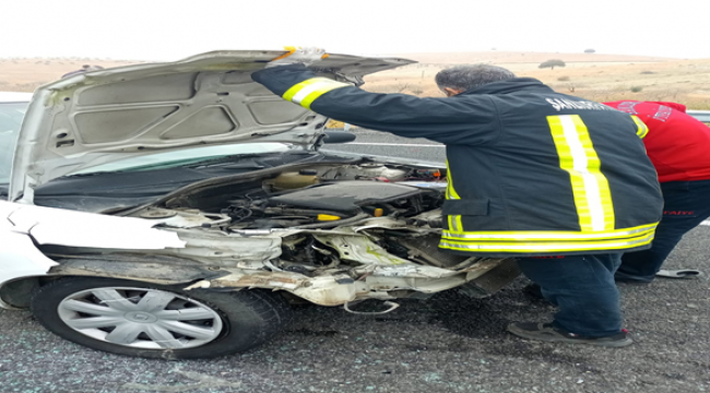 Urfa'da iki otomobil çarpıştı