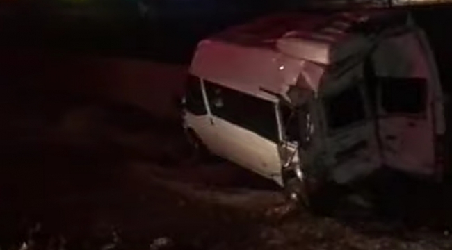 Urfa"da kamyon yolcu otobüsü ile çarpıştı