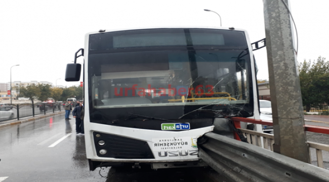 Urfa'da otobüs demir bariyere saplandı