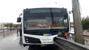 Urfa'da otobüs demir bariyere saplandı