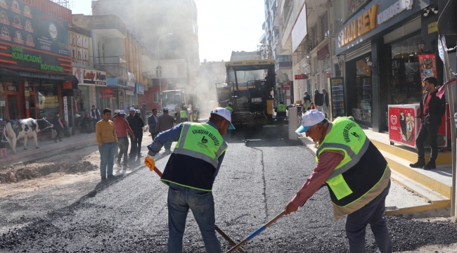YENİŞEHİR MAHALLESİ 5.CADDEDE SICAK ASFALT SERİMİNE BAŞLANDI