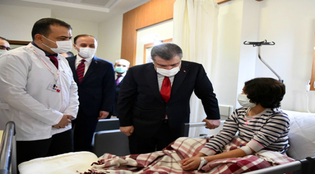 Bakan Koca, hastanesinde tedavi gören çocukları ziyaret etti