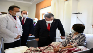 Bakan Koca, hastanesinde tedavi gören çocukları ziyaret etti