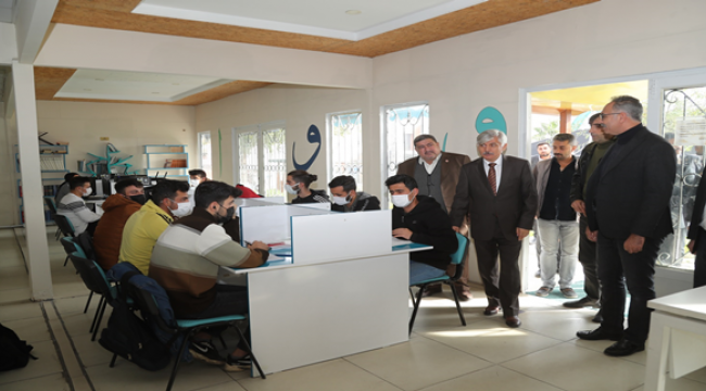 Başkan Kuş, Öğrencilere eğitim seti hediye etti