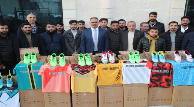 Başkan Kuş, sporculara malzeme desteğinde bulundu