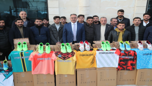 Başkan Kuş, sporculara malzeme desteğinde bulundu