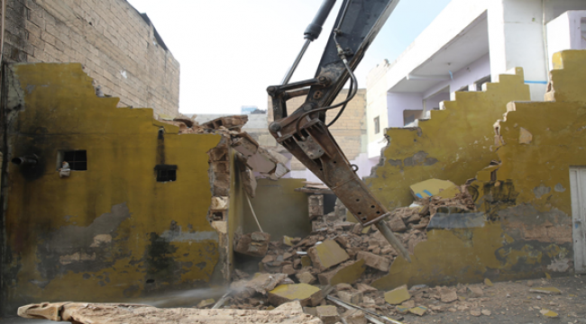 Haliliye Belediyesi riskli ve metruk yapıları yıkıyor
