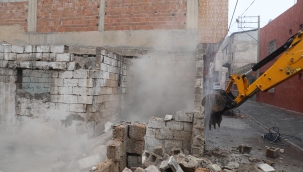 HALİLİYE'DE METRUK YAPILAR BİR BİR YIKILIYOR