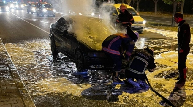 Karaköprü'de seyir halindeki araç cayır cayır yandı