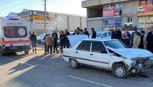 Şanlıurfa'da iki otomobil çarpıştı, 2 yaralı