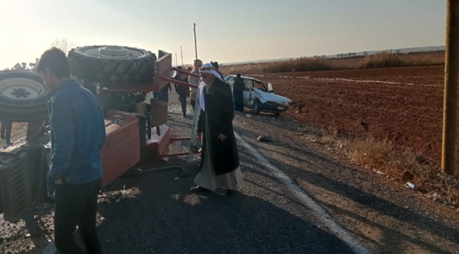 Şanlıurfa'da otomobil traktör ile çarpıştı