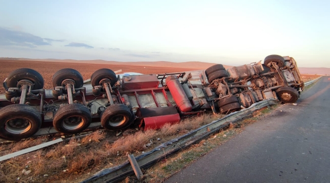Şanlıurfa'da tır devrildi