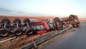 Şanlıurfa'da tır devrildi