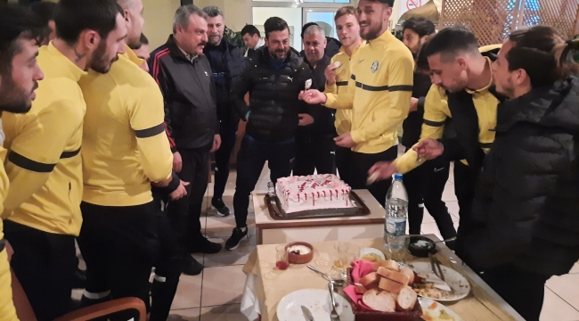 Şanlıurfaspr'da Teknik Direktör Tandoğan'a doğum günü sürprizi
