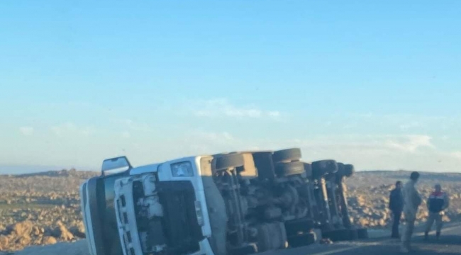 Urfa"da tır devrildi