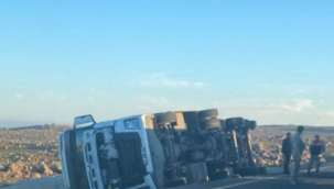 Urfa"da tır devrildi