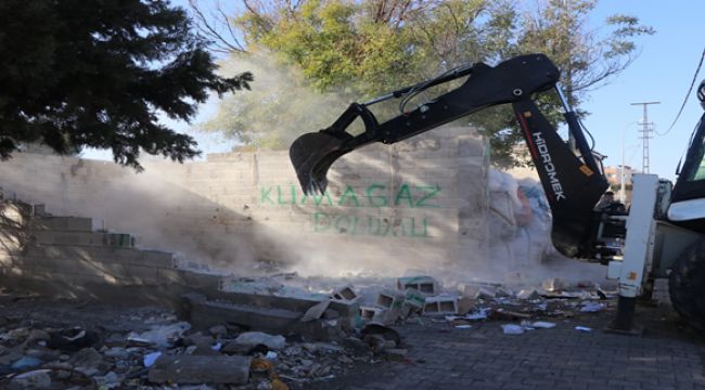 Viranşehir Belediyesi Zabıta Ekipleri  4 Kaçak Yapıyı Yıktı