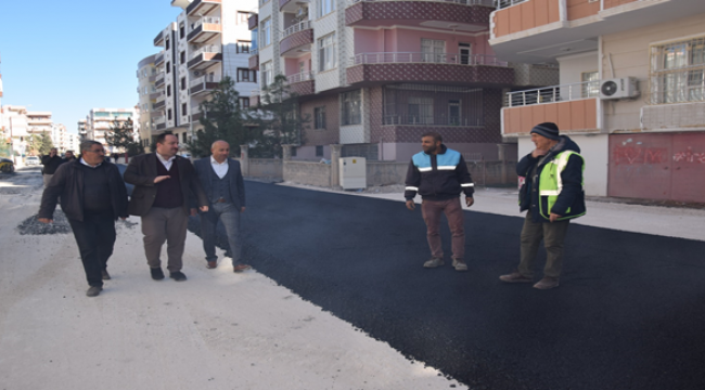Yenişehir mahallesinde bir yanda asfalt, bir yanda kilit parke çalışması