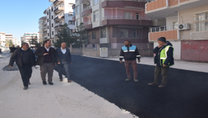 Yenişehir mahallesinde bir yanda asfalt, bir yanda kilit parke çalışması