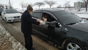 112 Acil Karda Mahsur Kalanların İmdadına Yetişiyor