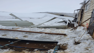 Ahırın çatısı çöktü, koyunlar telef oldu